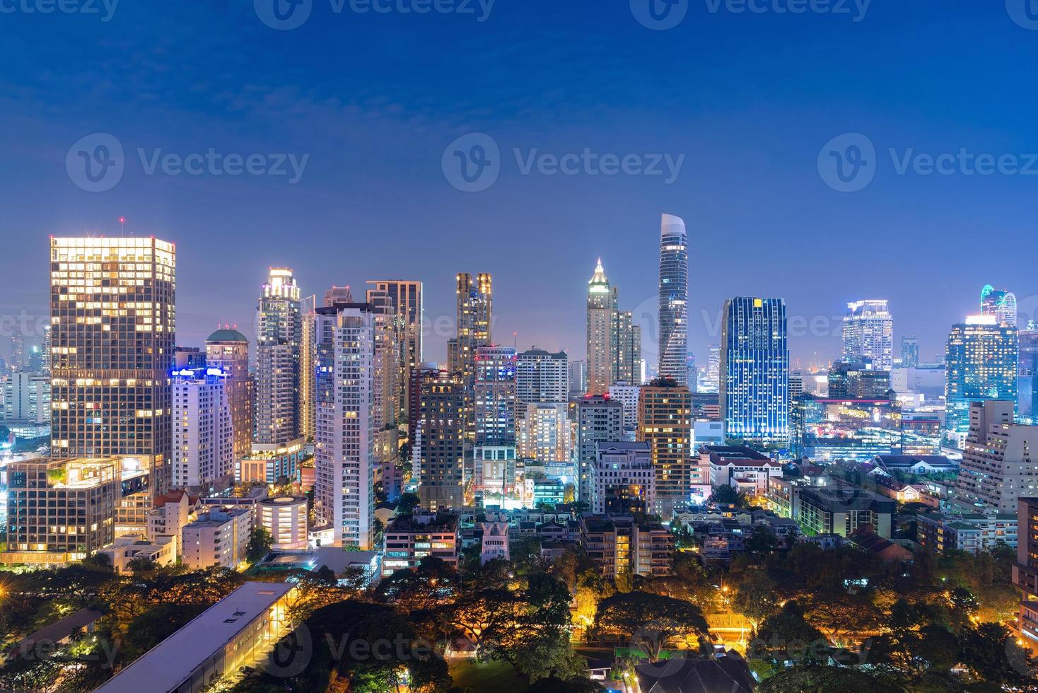 vista da cidade do edifício empresarial moderno na zona de negócios em Banguecoque, Tailândia. Banguecoque é a capital da Tailândia e também a cidade mais populosa da Tailândia. foto