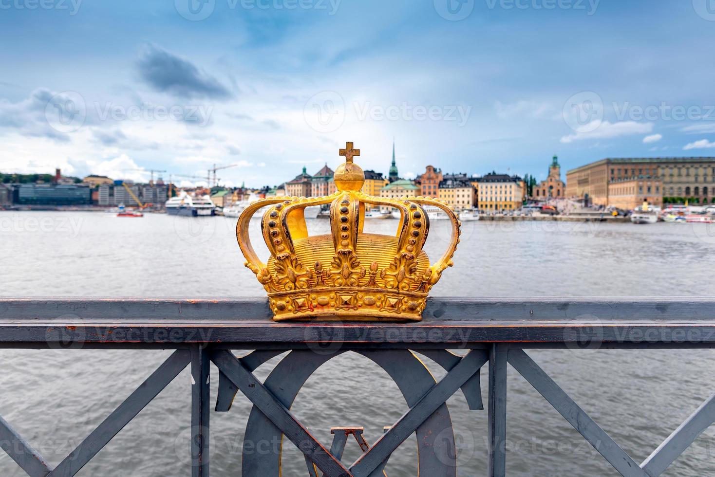 coroa dourada no meio da ponte skeppsholmen em estocolmo, suécia foto