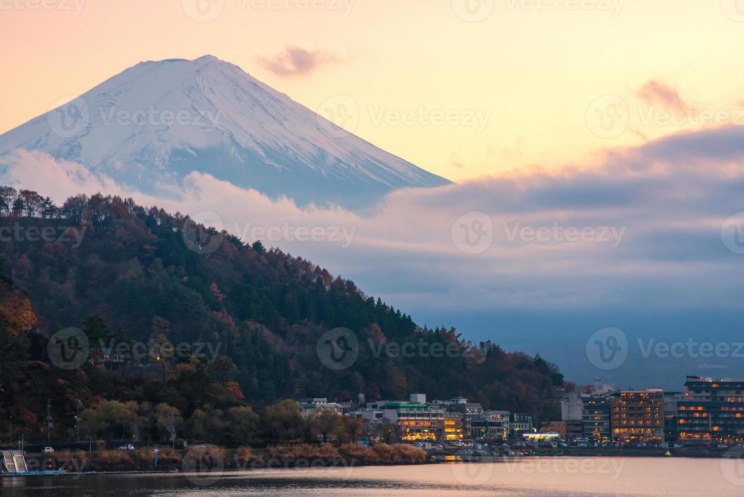 bela paisagem natural vista do monte fuji em kawaguchiko durante o pôr do sol na temporada de outono no japão. Monte Fuji é um lugar especial de beleza cênica e um dos locais históricos do Japão foto