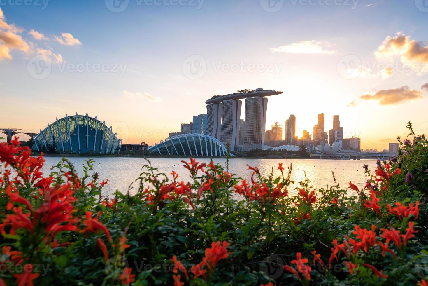 vista panorâmica da área de construção do centro de negócios durante a hora do pôr do sol em Singapura. foto