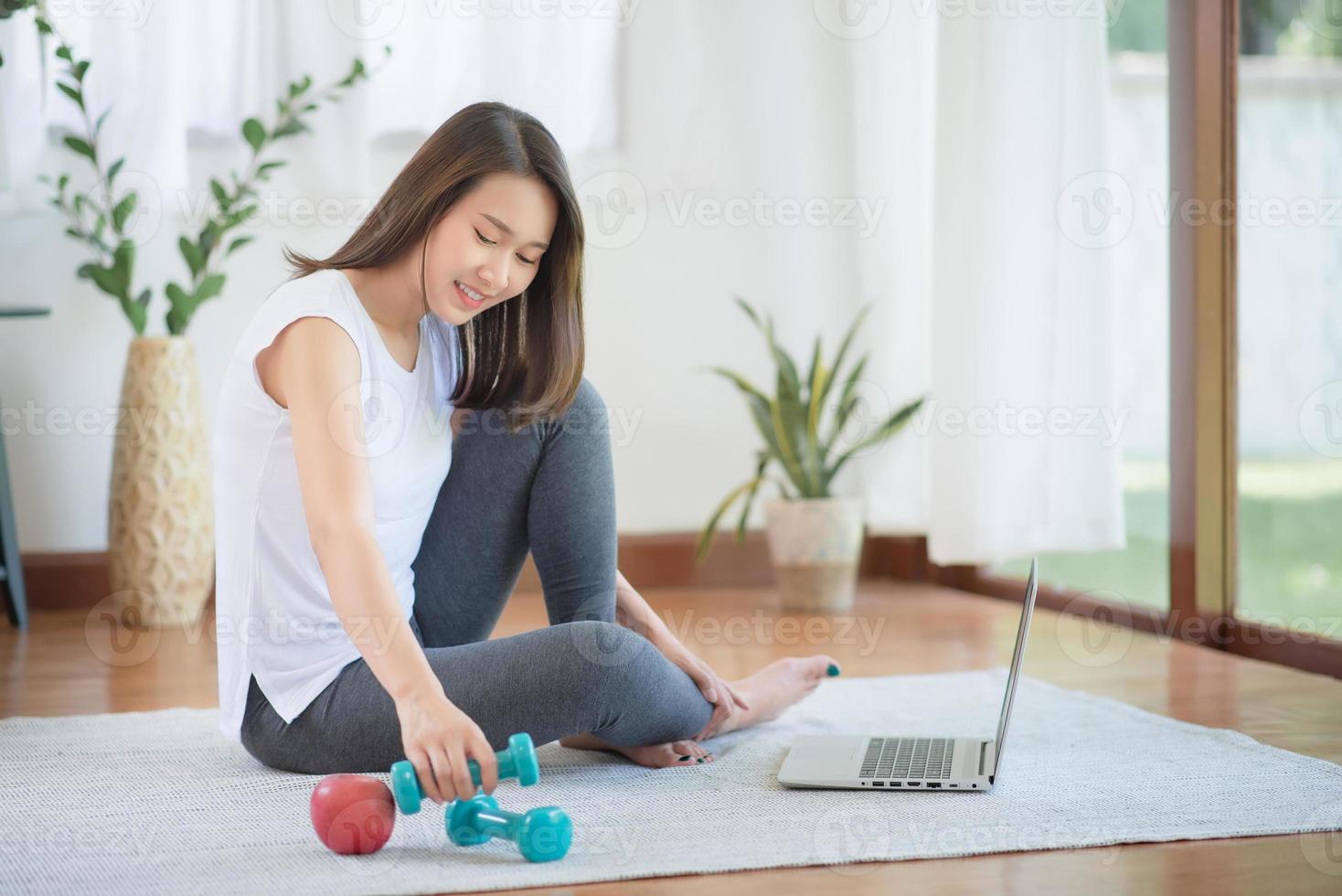 linda mulher asiática se exercitando em casa para um estilo de vida saudável e moderno foto