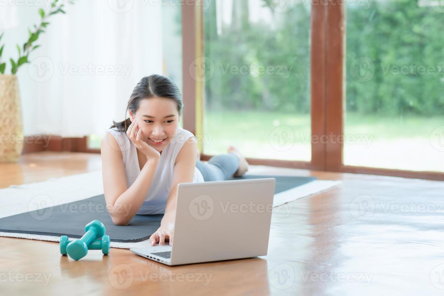 linda mulher asiática se exercitando em casa para um estilo de vida saudável e moderno foto