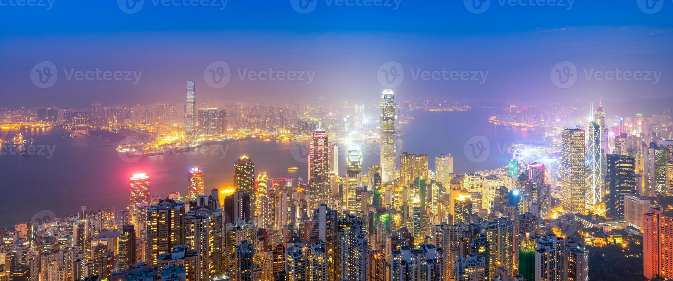 vista panorâmica sobre o centro de hong kong a famosa vista da cidade do horizonte de hong kong durante o crepúsculo vista do pico victoria em hong kong. foto