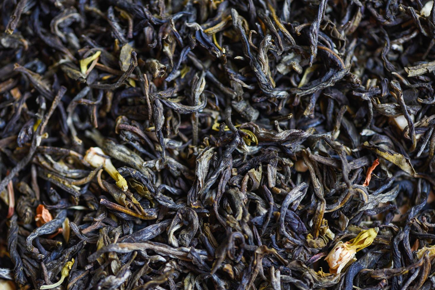 fundo de chá seco chinês, chá de jasmim seco para preparar chá, chá preto de folhas foto
