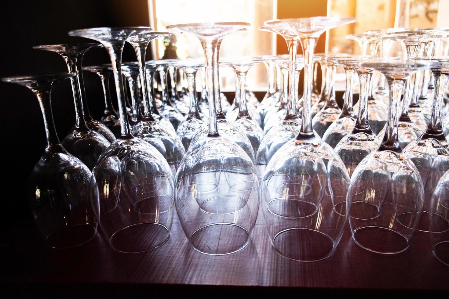 taça de vinho na mesa ao fundo taça de champanhe para festa de confraternização foto