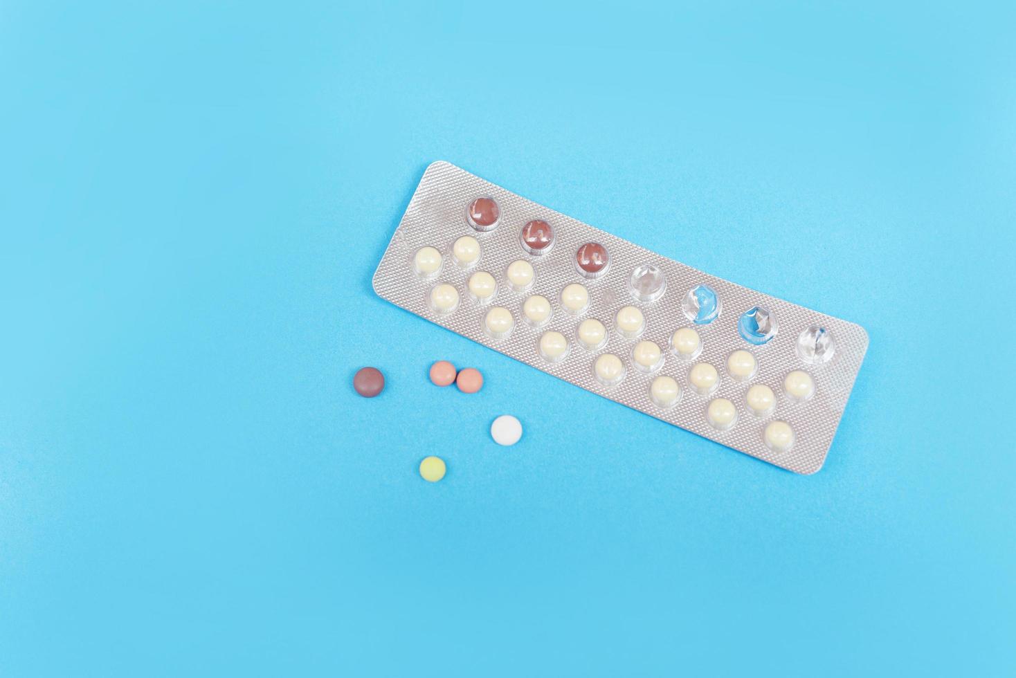 pílulas anticoncepcionais em fundo azul anticoncepcionais anticoncepcionais meios para prevenir a gravidez foto