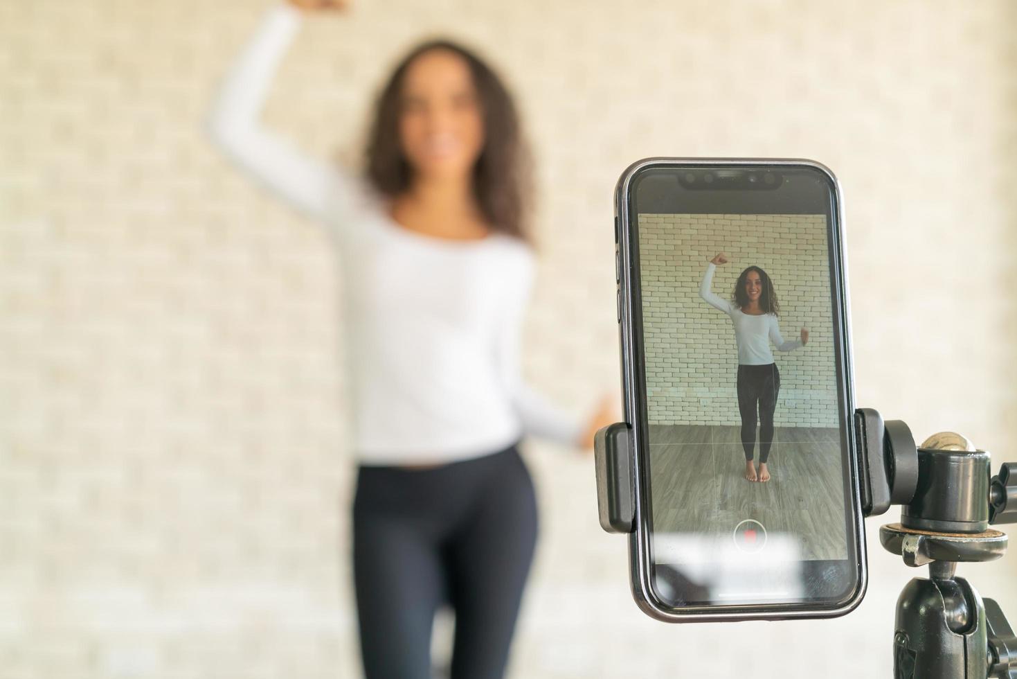 mulher latina criou seu vídeo de dança pela câmera do smartphone. para compartilhar vídeo para aplicativo de mídia social. foto