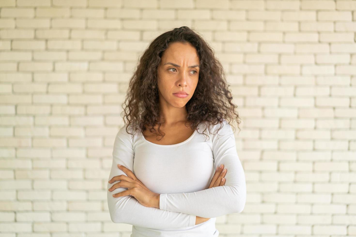 linda mulher latina com sentimento de solidão foto