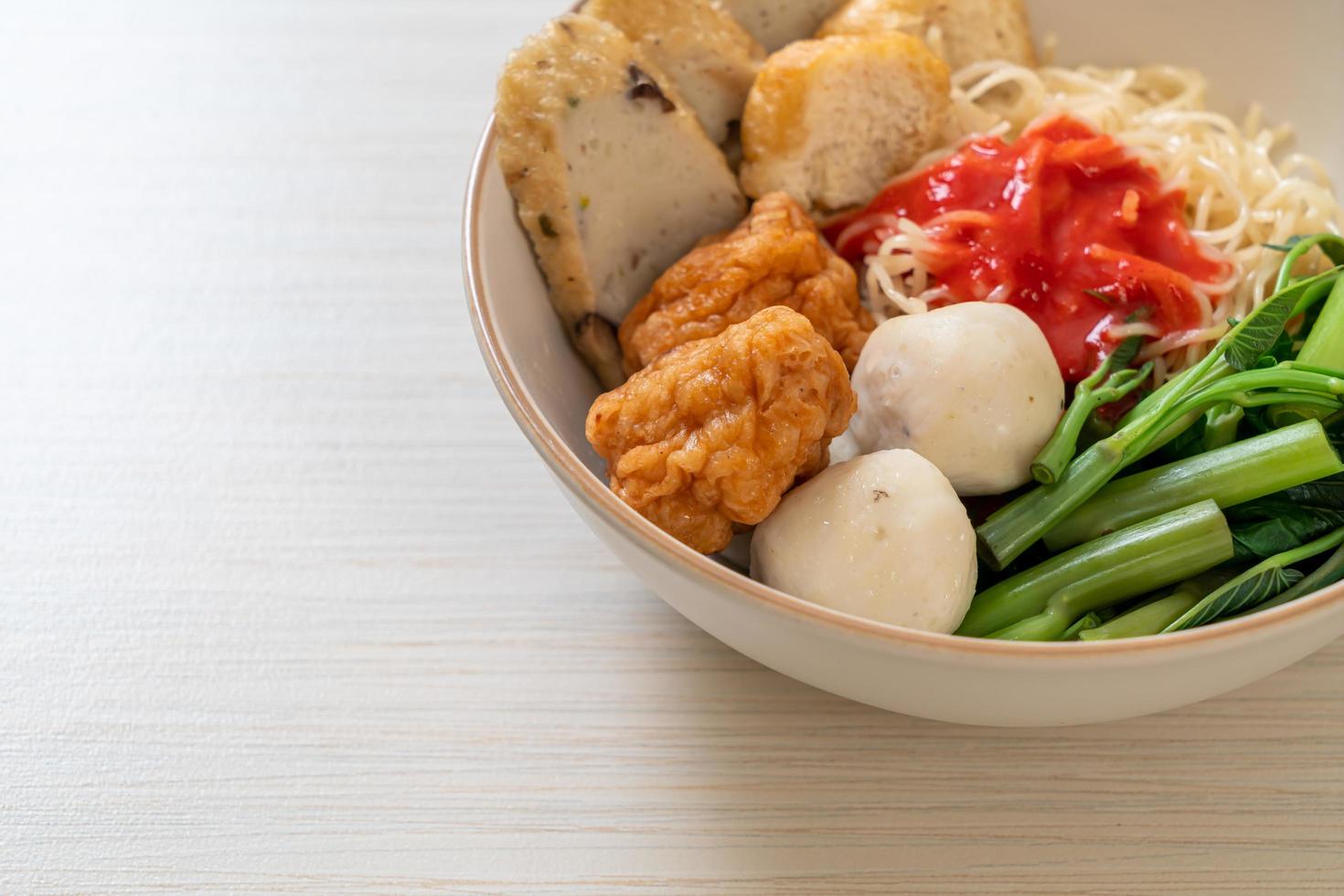 macarrão de ovo com bolinhos de peixe e bolinhos de camarão ao molho rosa, iene para quatro ou iene para fo foto