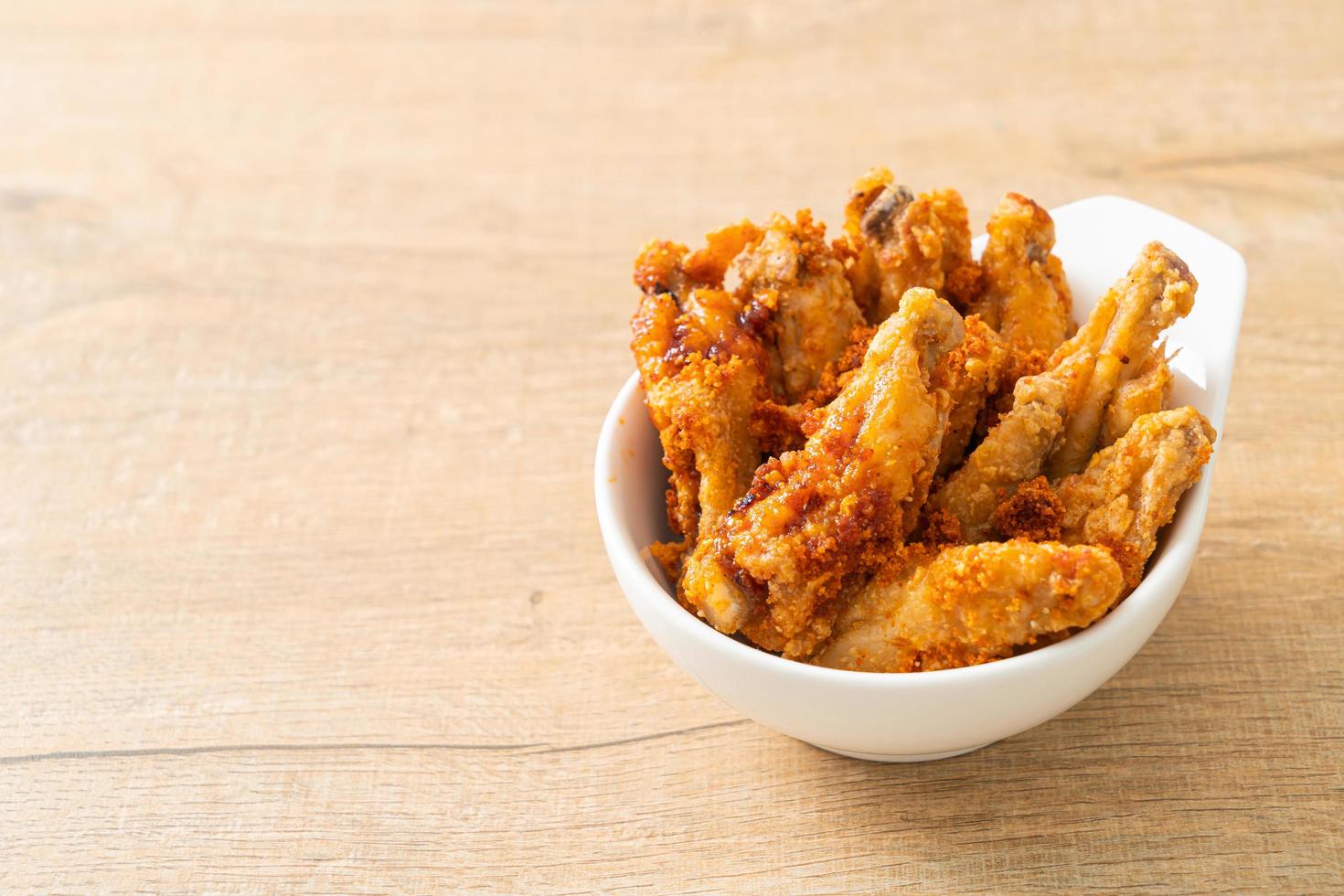 Asas de frango de churrasco frito na tigela foto