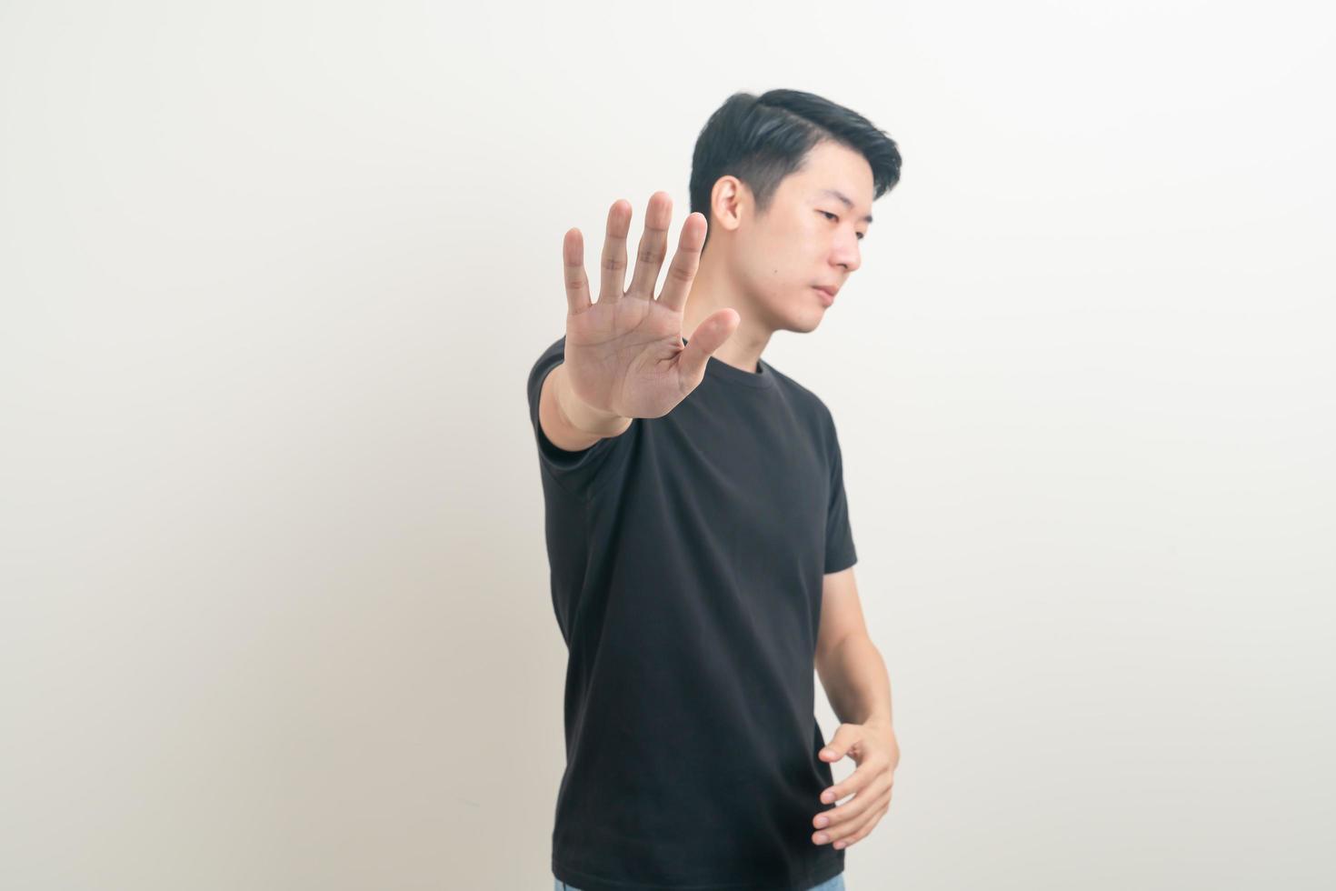 retrato jovem asiático com sinal de mão parada foto