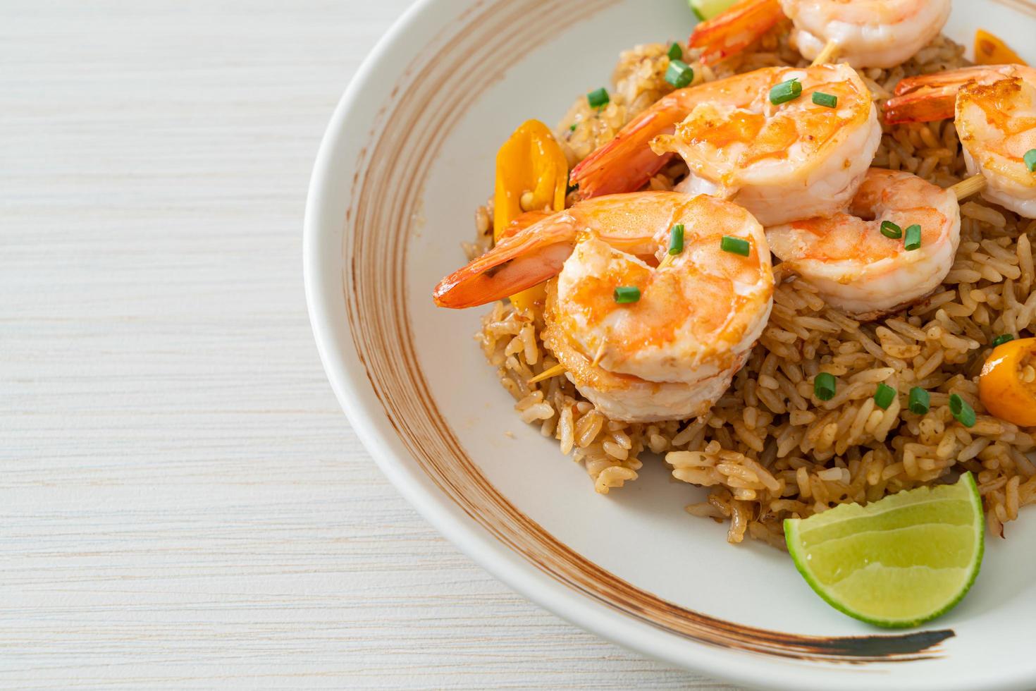 arroz frito com espetos de camarão foto