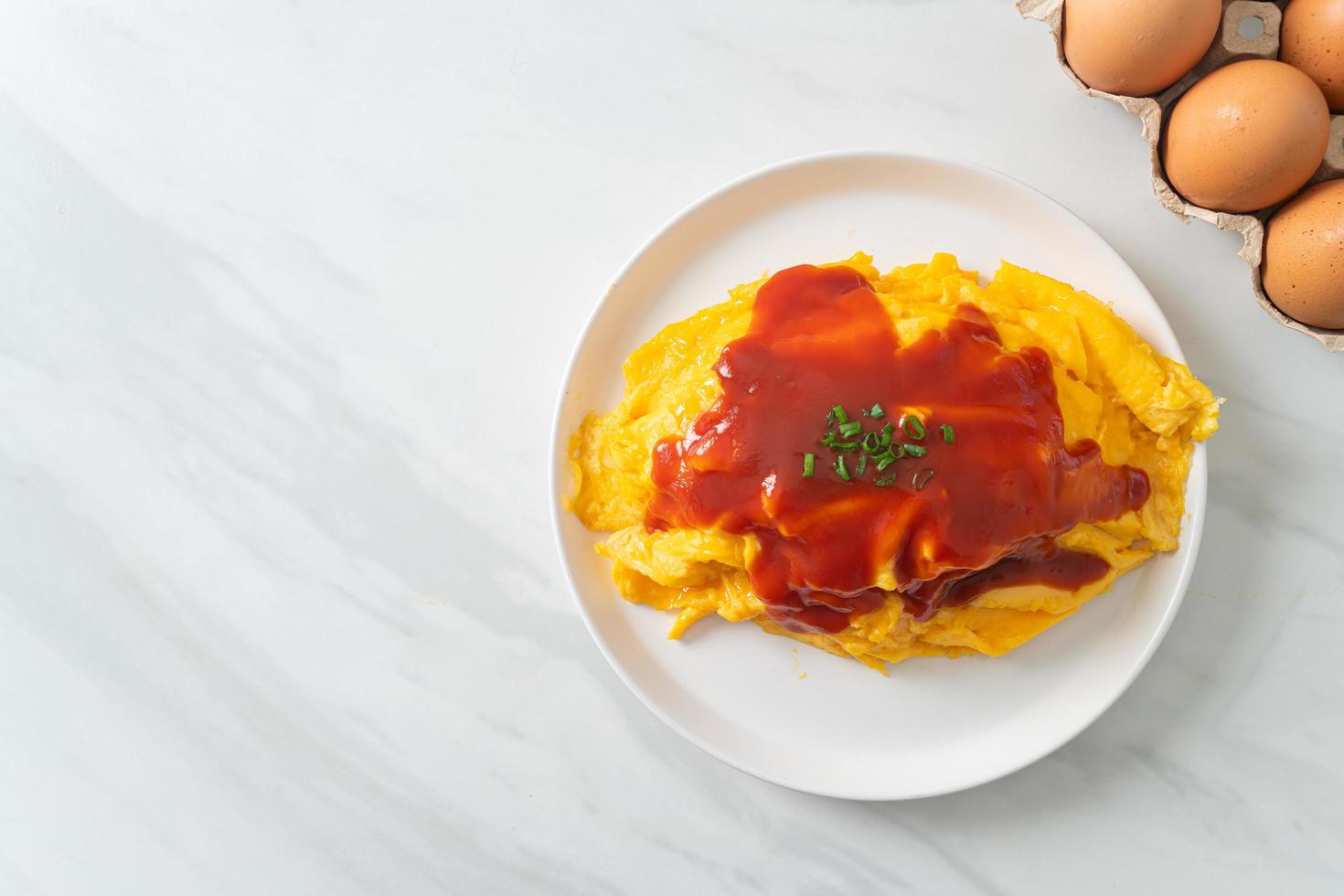 arroz frito aromatizado em embalagem de omelete foto