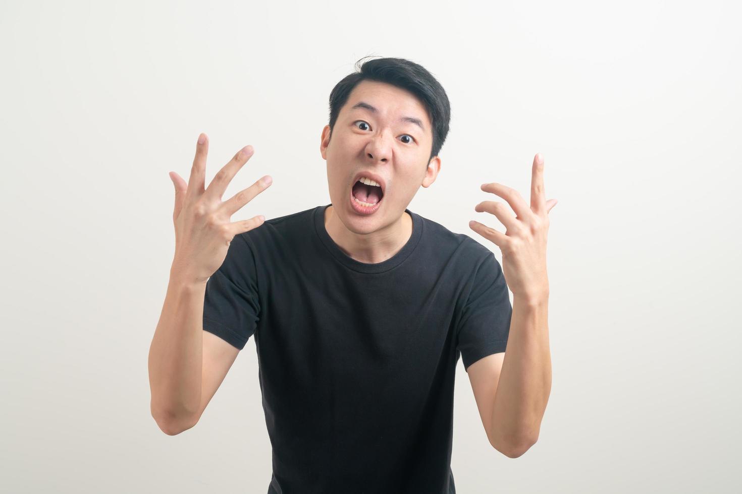 jovem asiático com cara de zangado e zangado foto