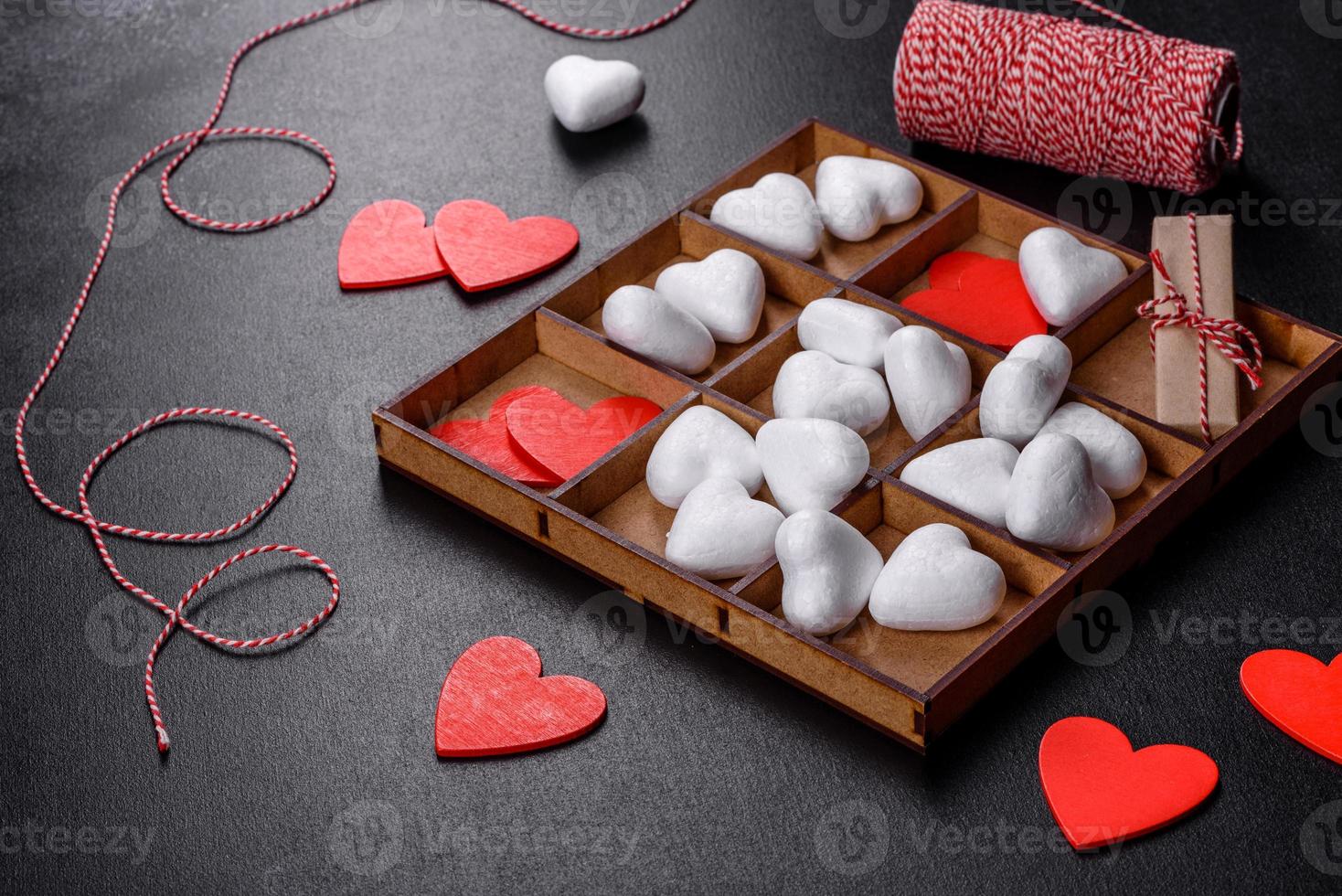 fundo bonito com corações brancos e vermelhos em uma mesa escura foto
