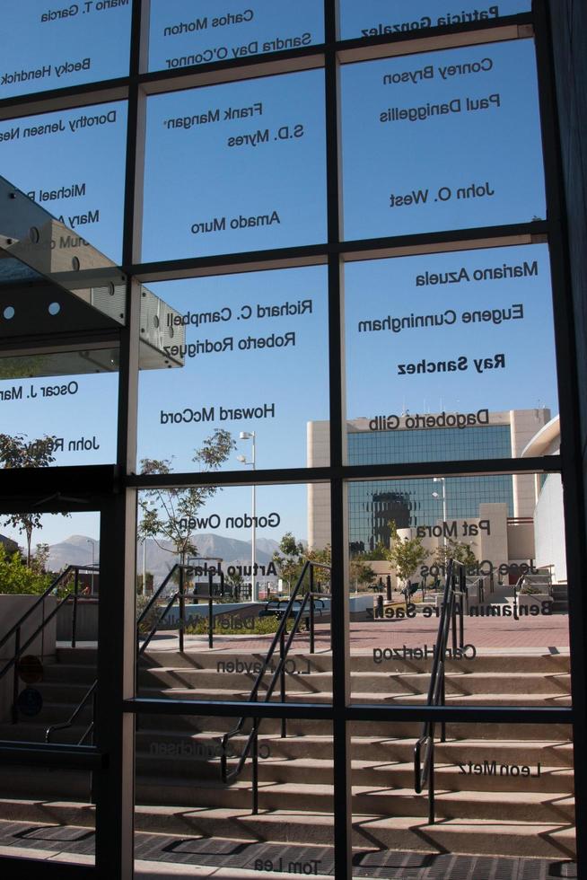 el paso, texas, 1 de novembro de 2007 olhando através do vidro da entrada principal da filial da biblioteca principal no centro de el paso. foto