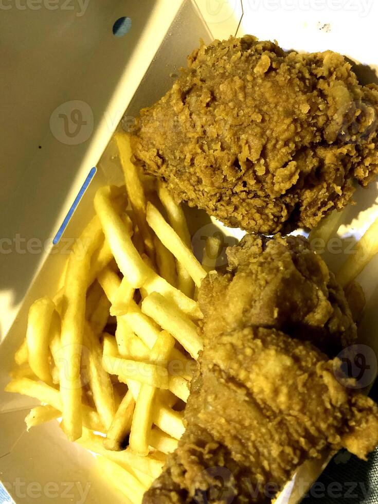 Frango frito crocante fresco delicioso marrom dourado com na caixa branca. foto