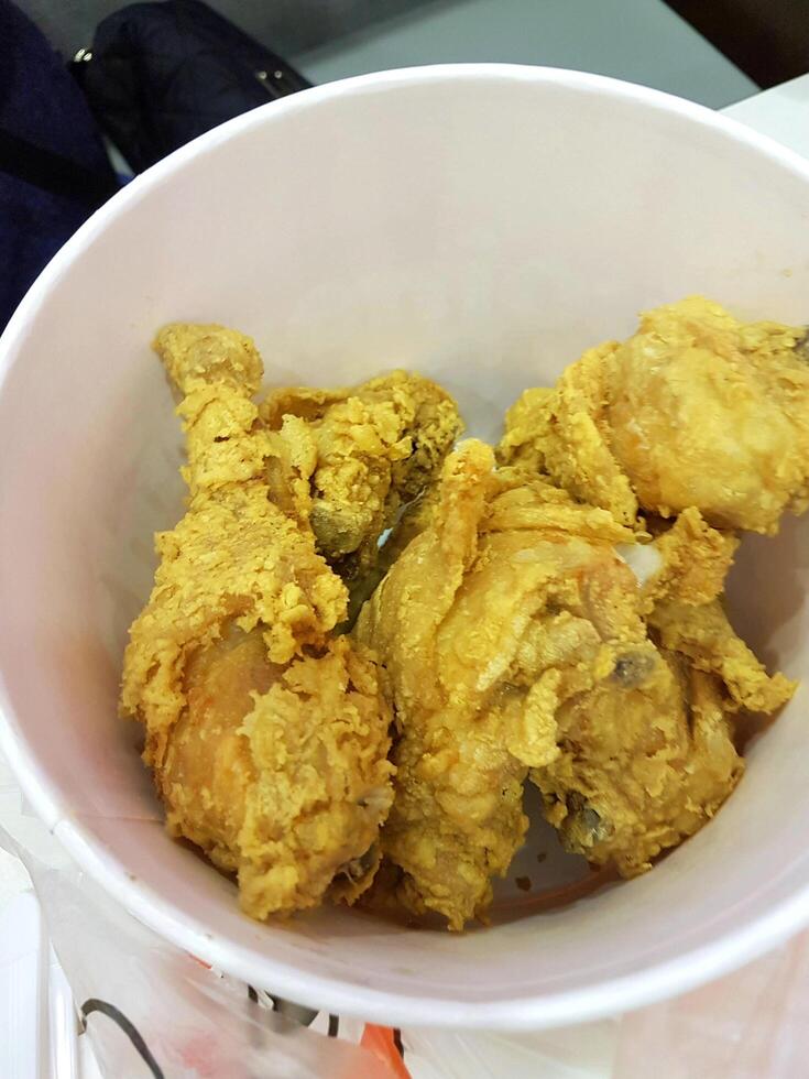 Frango frito crocante fresco delicioso marrom dourado na caixa branca. foto