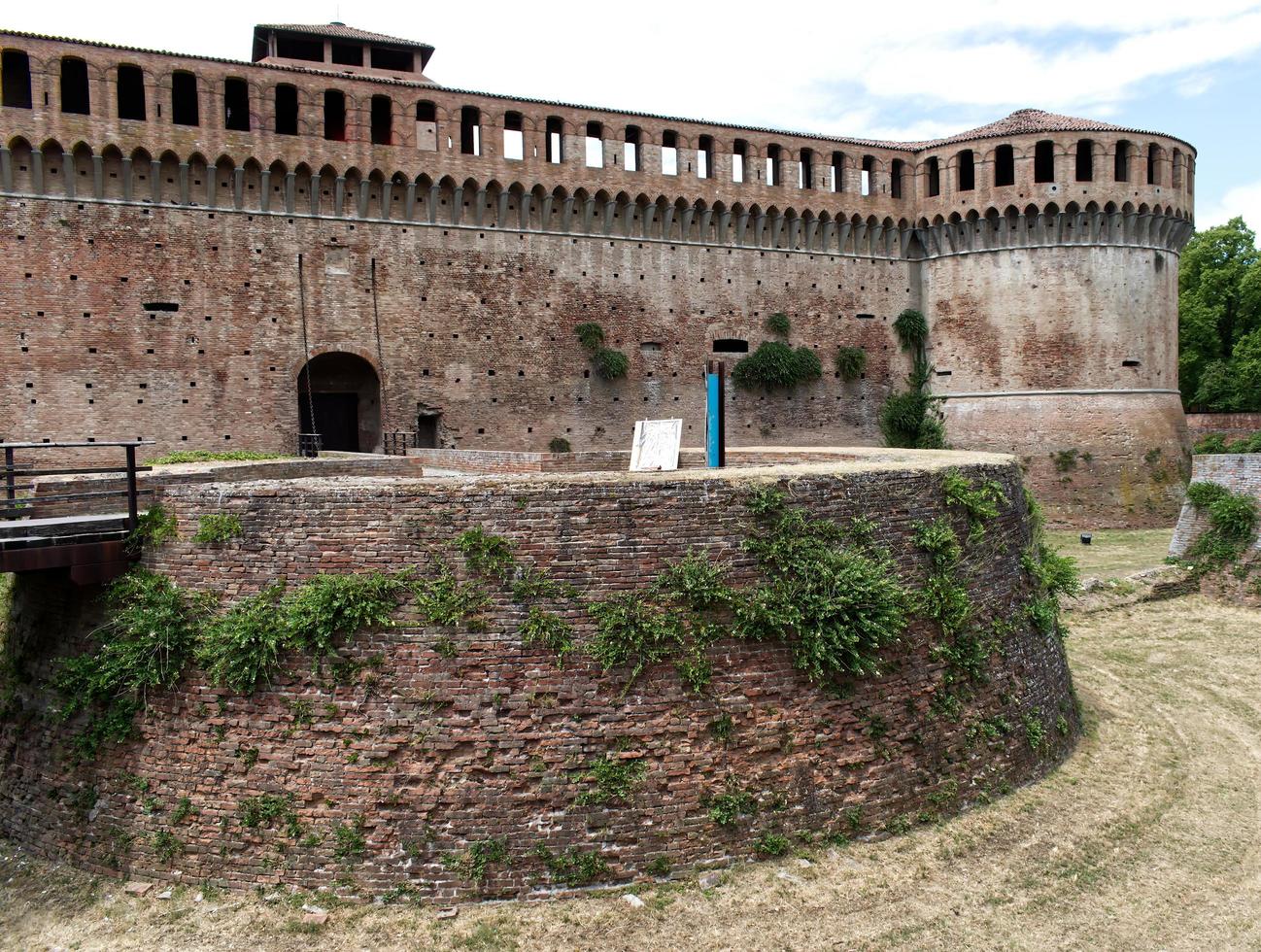 o famoso castelo medieval de imola. fortaleza de imola. Bolonha, Itália foto