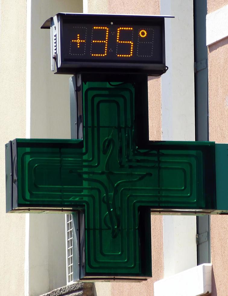 termômetro digital de rua em uma placa de farmácia exibindo 35 graus Celsius. conceito de dia muito quente foto