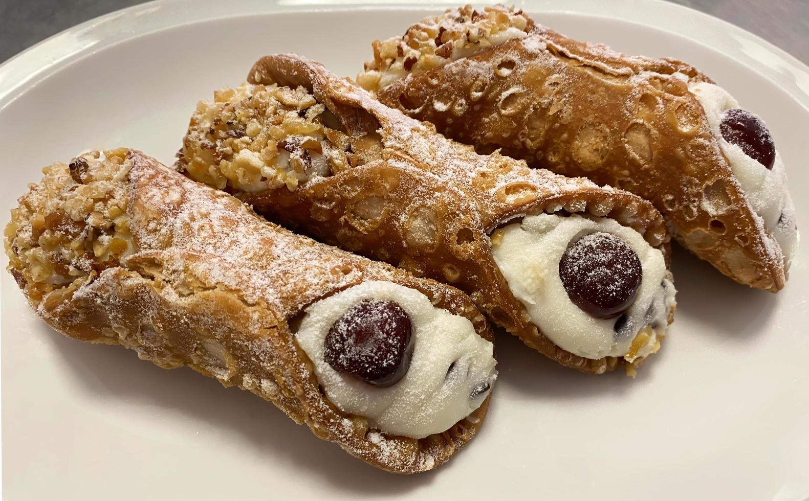 doce cannoli siciliani, cannoli siciliano. sobremesa tradicional do sul da Itália. cannoli recheado com creme de ricota foto