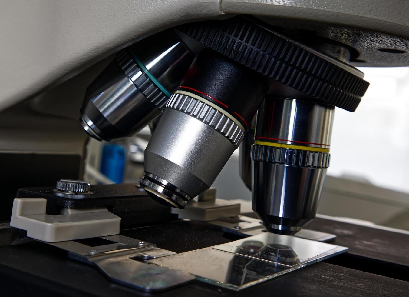 close-up de microscópio óptico científico. microscópio de laboratório com lentes de metal. conceito de pesquisa de laboratório. foto