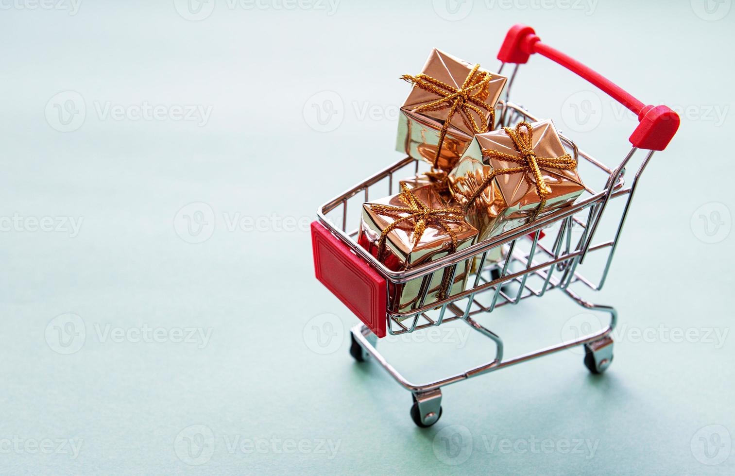 carrinho de compras com caixas de presente foto