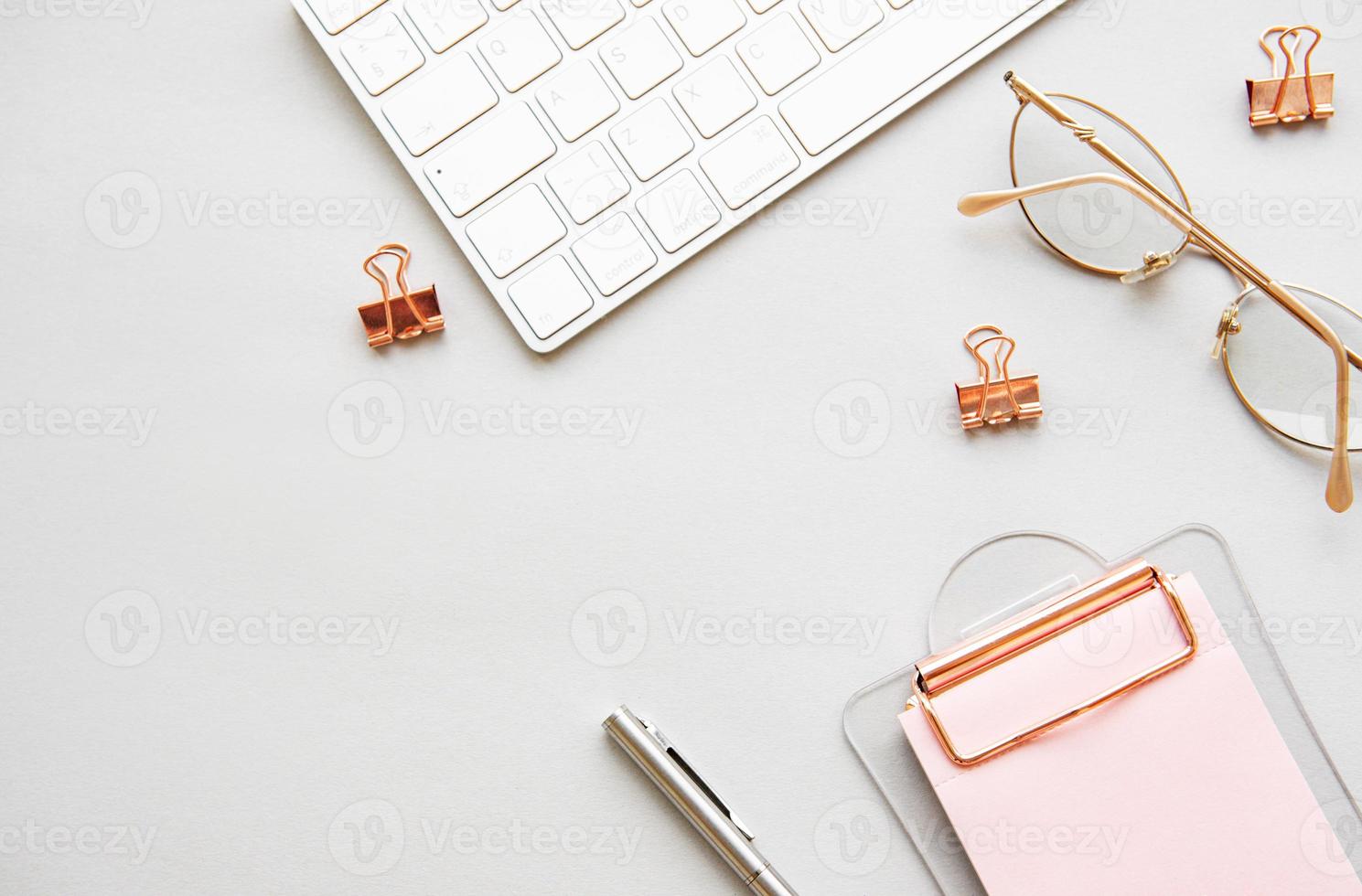 mesa de escritório espaço de trabalho foto