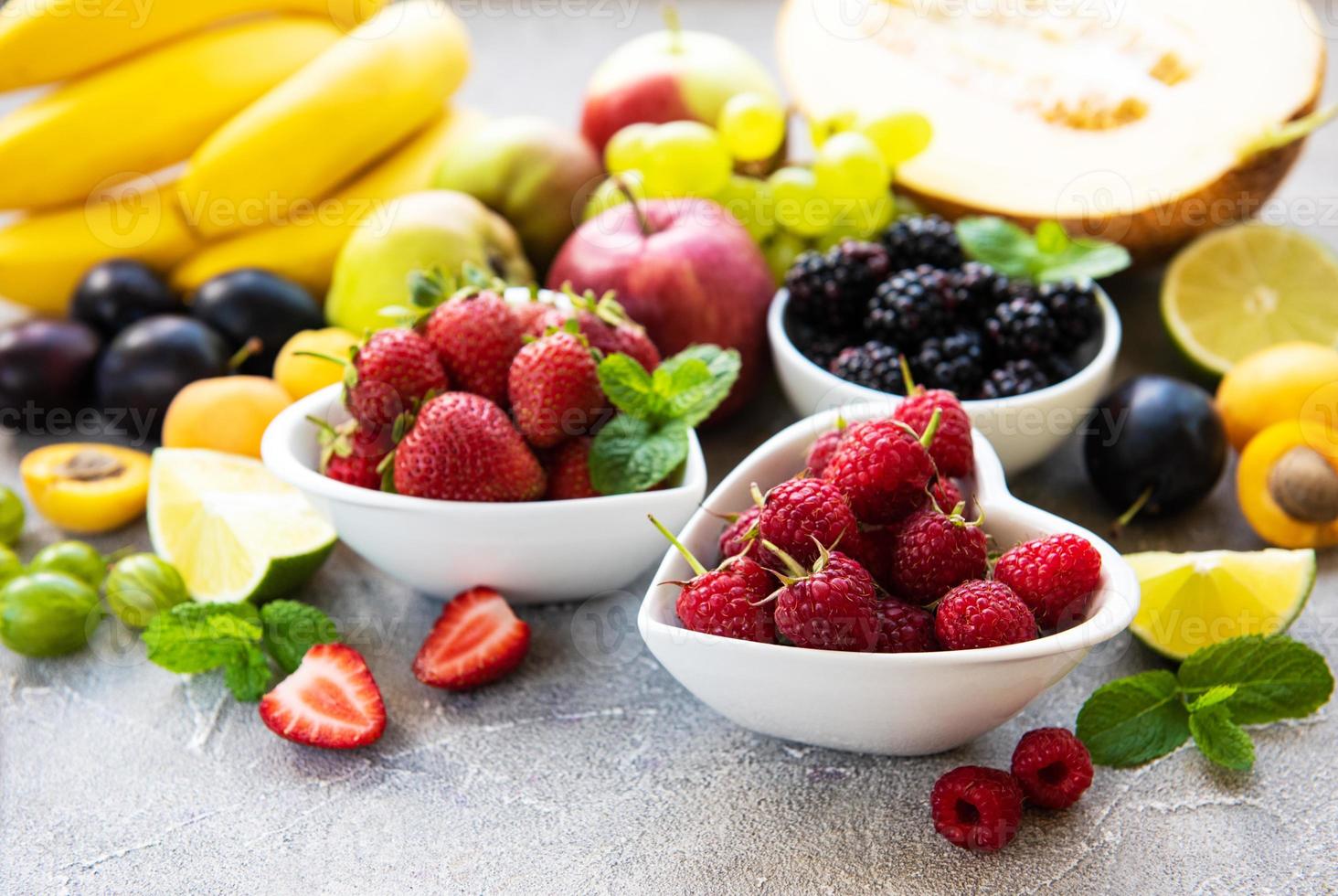 frutas e frutas frescas de verão foto