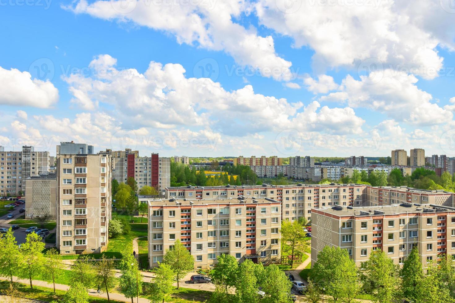 vista panorâmica aérea da parte sul da cidade de siauliai em edifícios lithuania.old da União Soviética com natureza verde ao redor e pátios cheios de carros em um dia ensolarado. foto