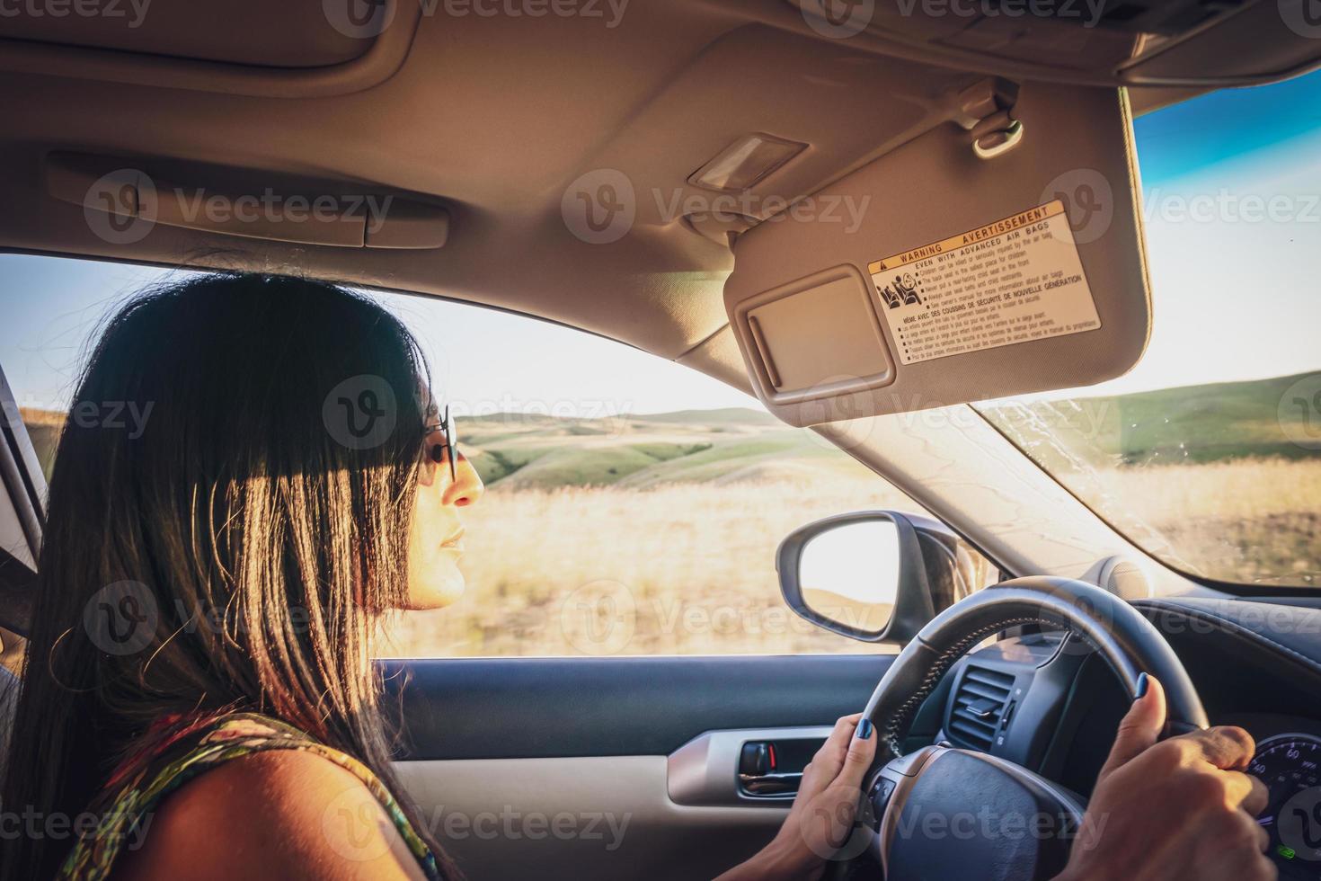 Omã dirige um carro foto