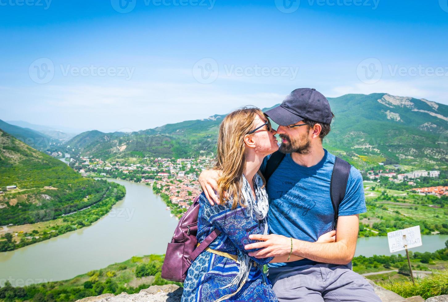 casal assobiando em localização cênica foto