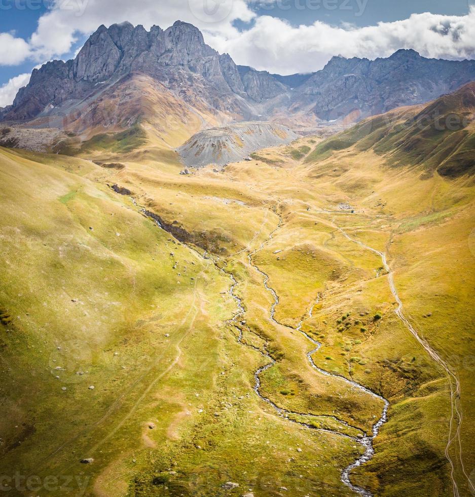 vista aérea para rios e paisagem no vale do juta. parque nacional kazbegi foto