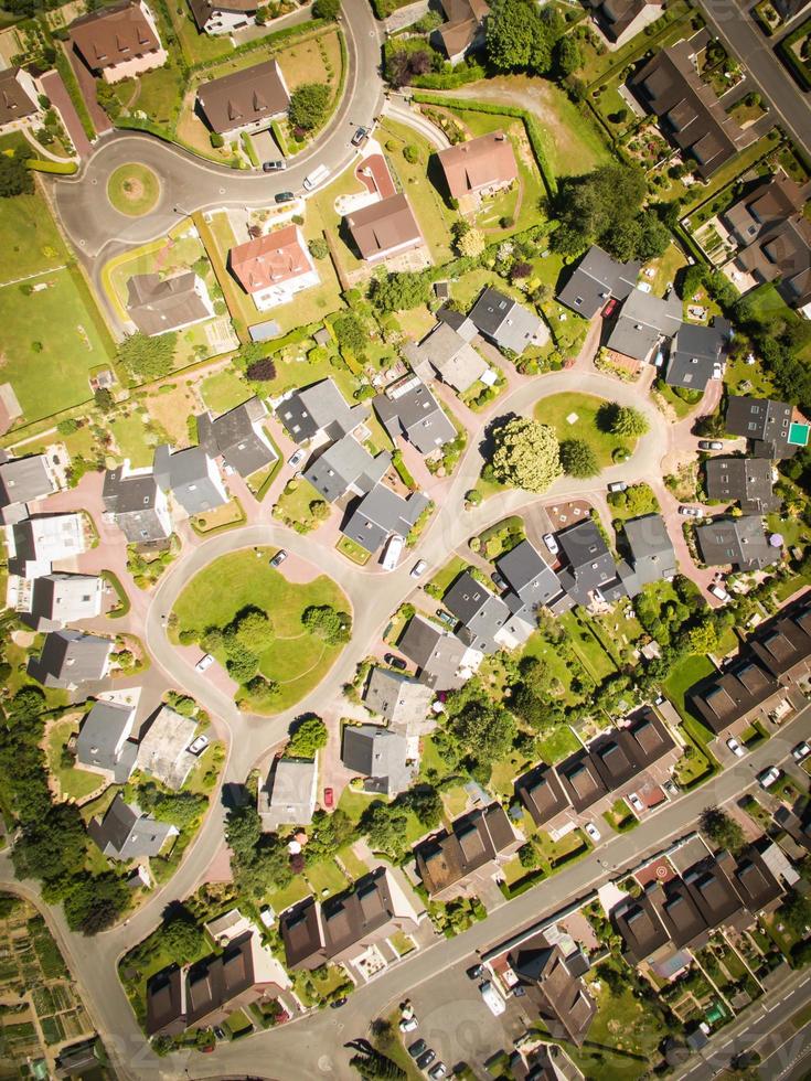 vista aérea das casas na europa e bairro em formato de coração com natureza verde ao redor foto