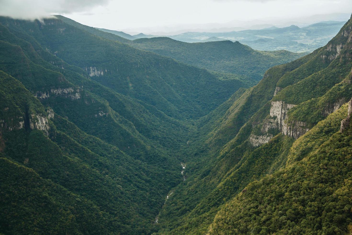 cânion de Fortaleza com penhascos rochosos íngremes cobertos por floresta densa e neblina subindo a ravina perto de Cambará do Sul. uma pequena cidade do sul do brasil com incríveis atrativos turísticos naturais. foto