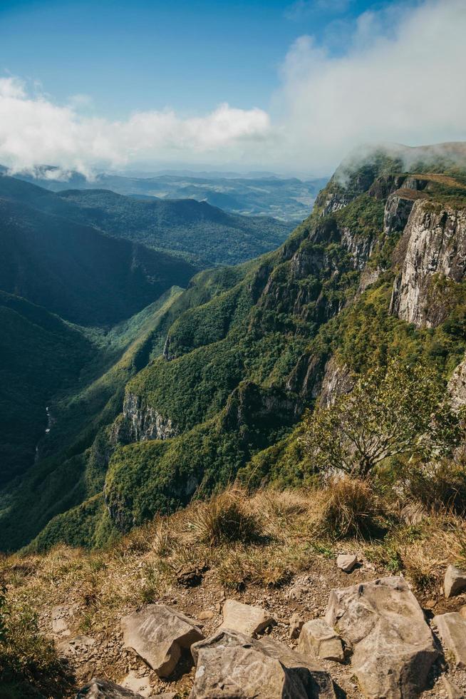 cânion de fortaleza com penhascos rochosos íngremes cobertos por floresta densa em um dia nublado perto de cambara do sul. uma pequena cidade do sul do brasil com incríveis atrativos turísticos naturais. foto