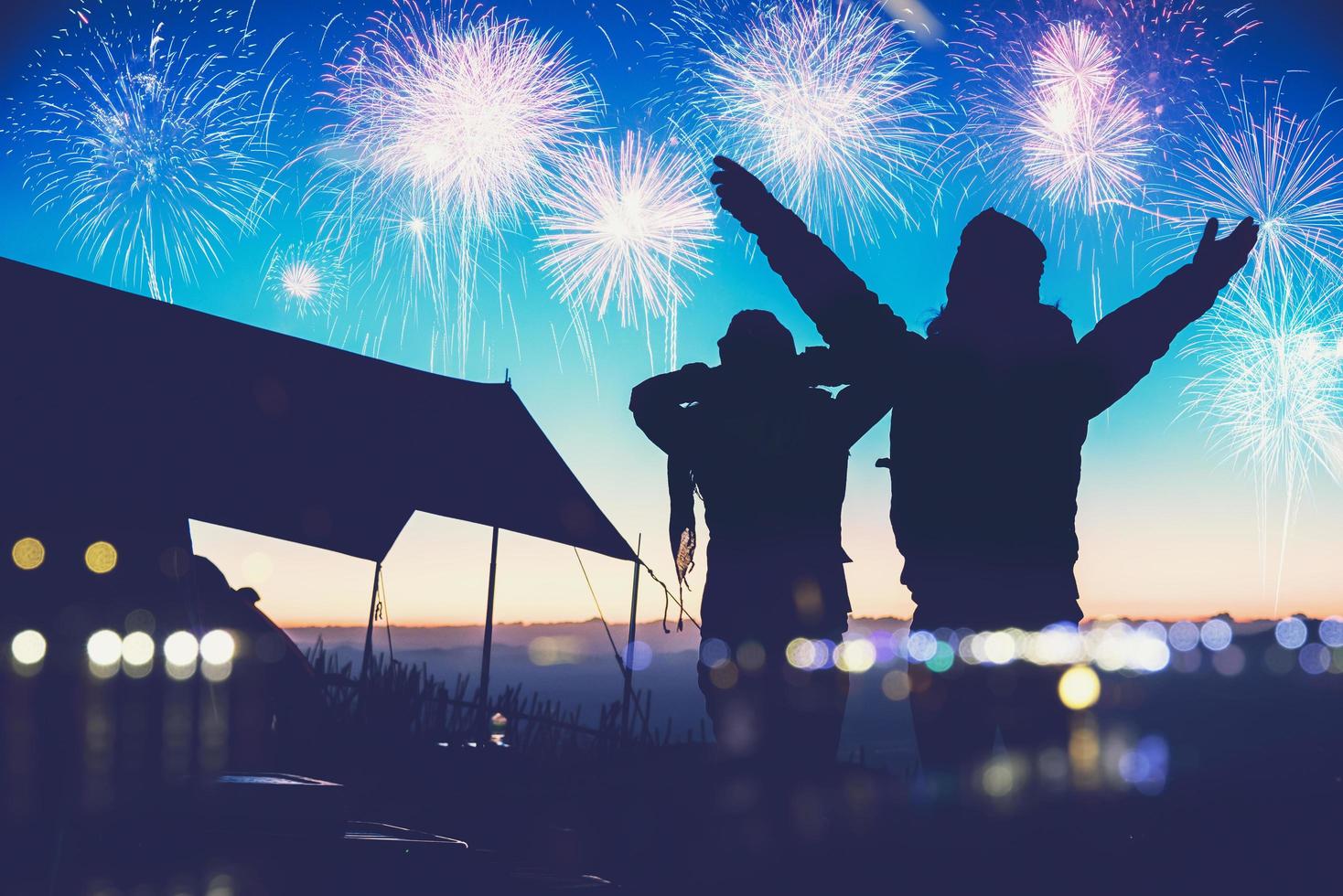 amantes mulheres e homens asiáticos. acampando na montanha ver os fogos de artifício no dia de ano novo. Tailândia foto