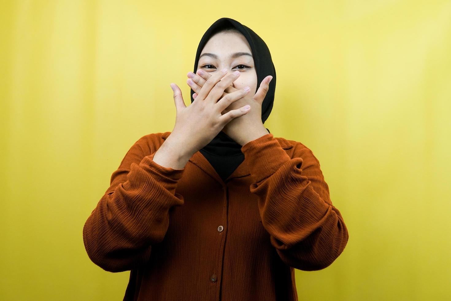 bela jovem muçulmana asiática chocada, surpresa, descrente, recebendo informações chocantes, com as mãos cobrindo a boca isolada foto