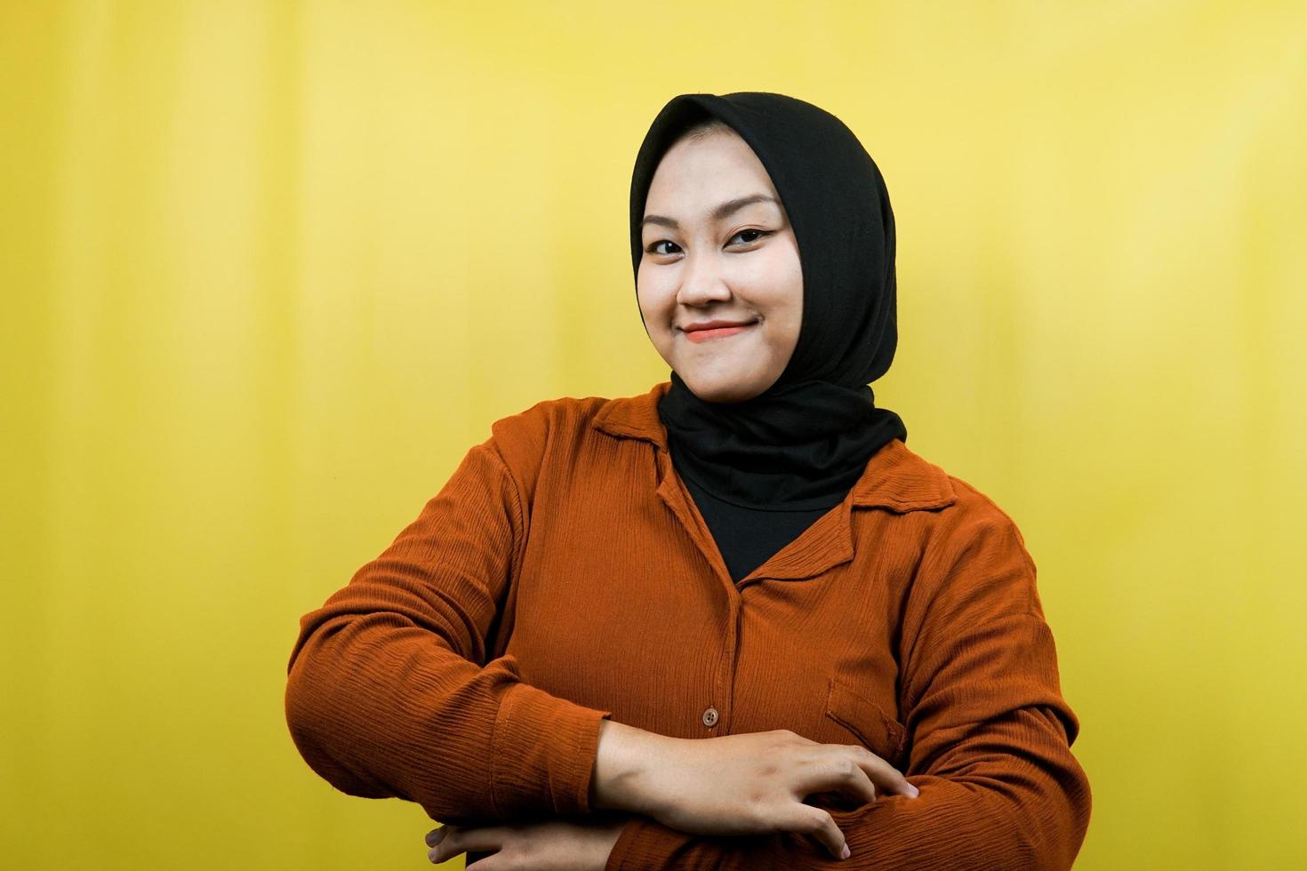 bela jovem muçulmana asiática sorrindo com confiança isolada foto