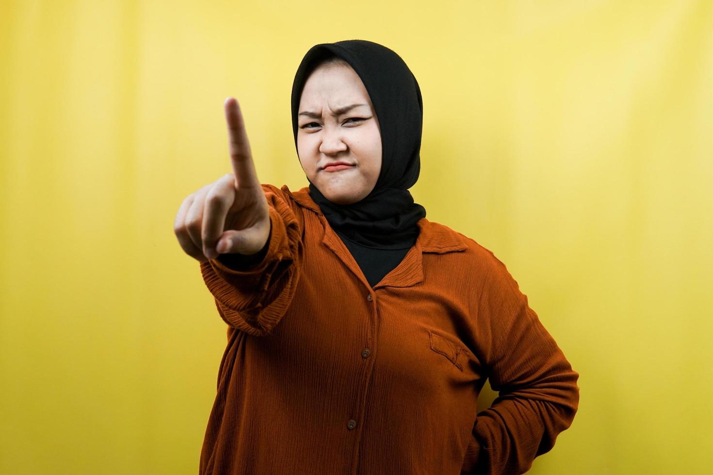 bela jovem muçulmana asiática com sinal de alerta, mão para a câmera, isolada foto