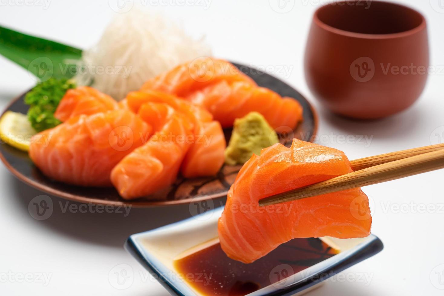 sashimi, salmão, pauzinhos de comida japonesa e wasabi foto