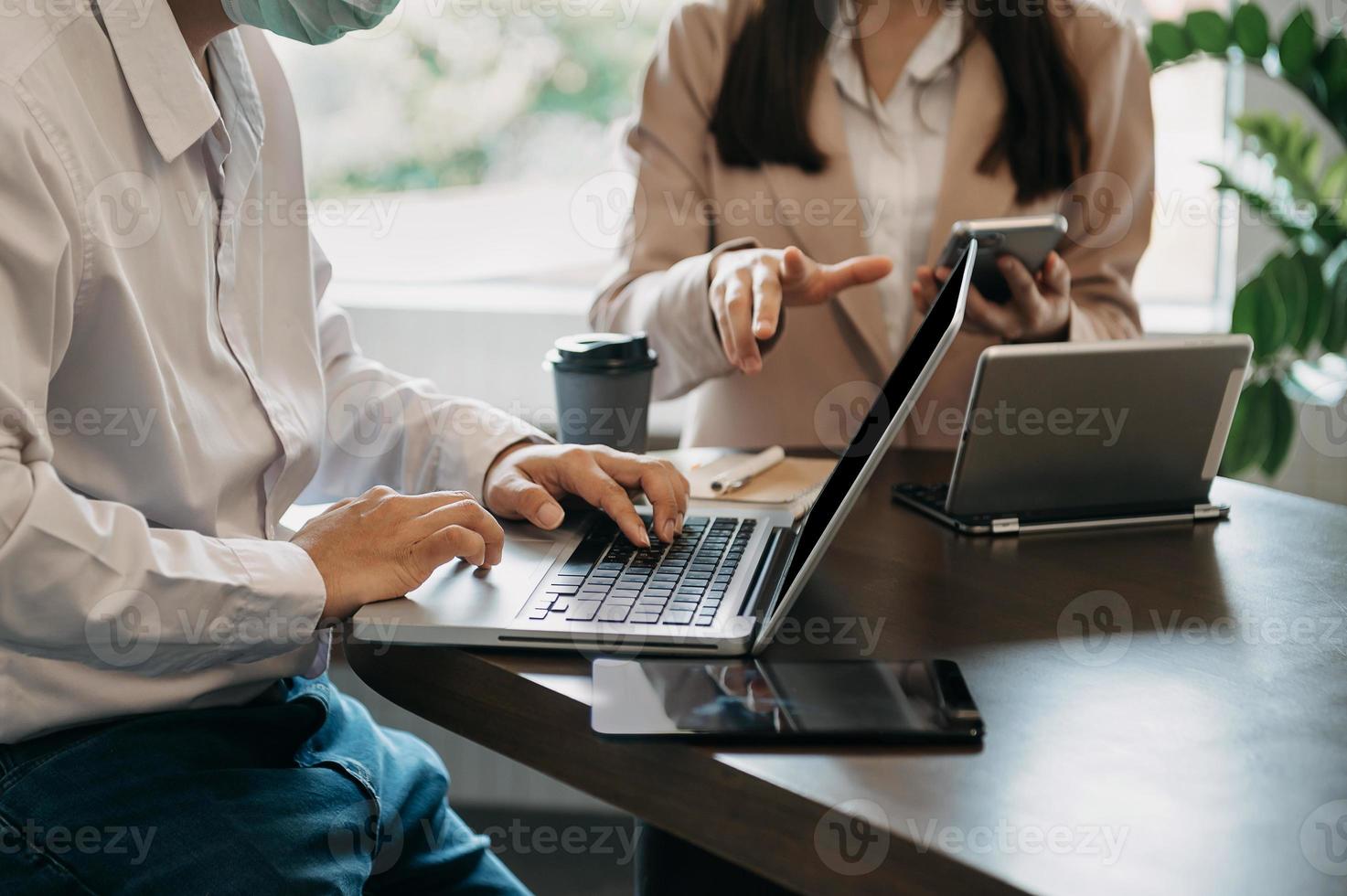 novo projeto de inicialização. equipe de negócios reunião presente. investidor profissional trabalhando gerentes financeiros foto