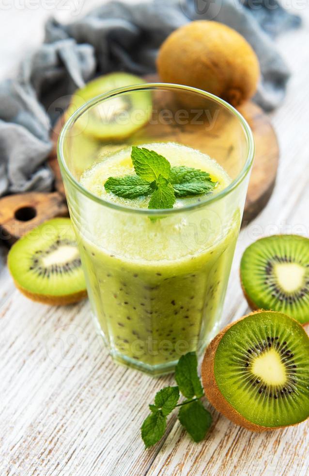 copo de smoothie de kiwi com frutas frescas foto