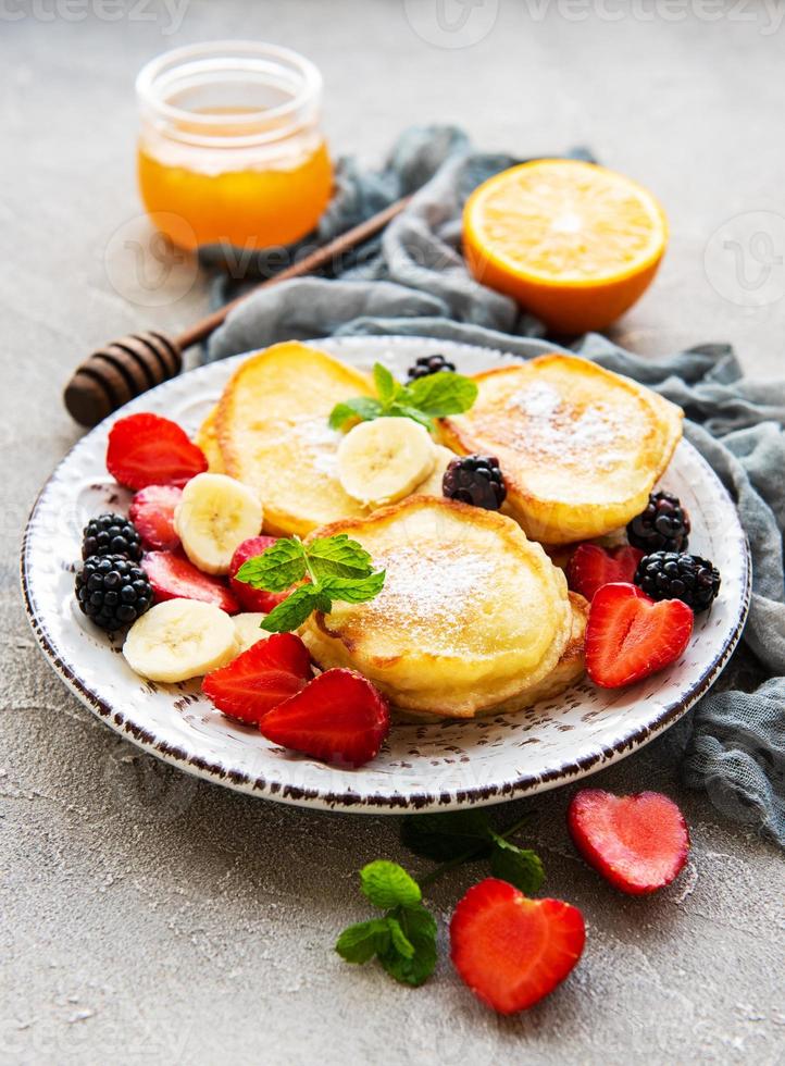 panquecas deliciosas com frutas vermelhas foto