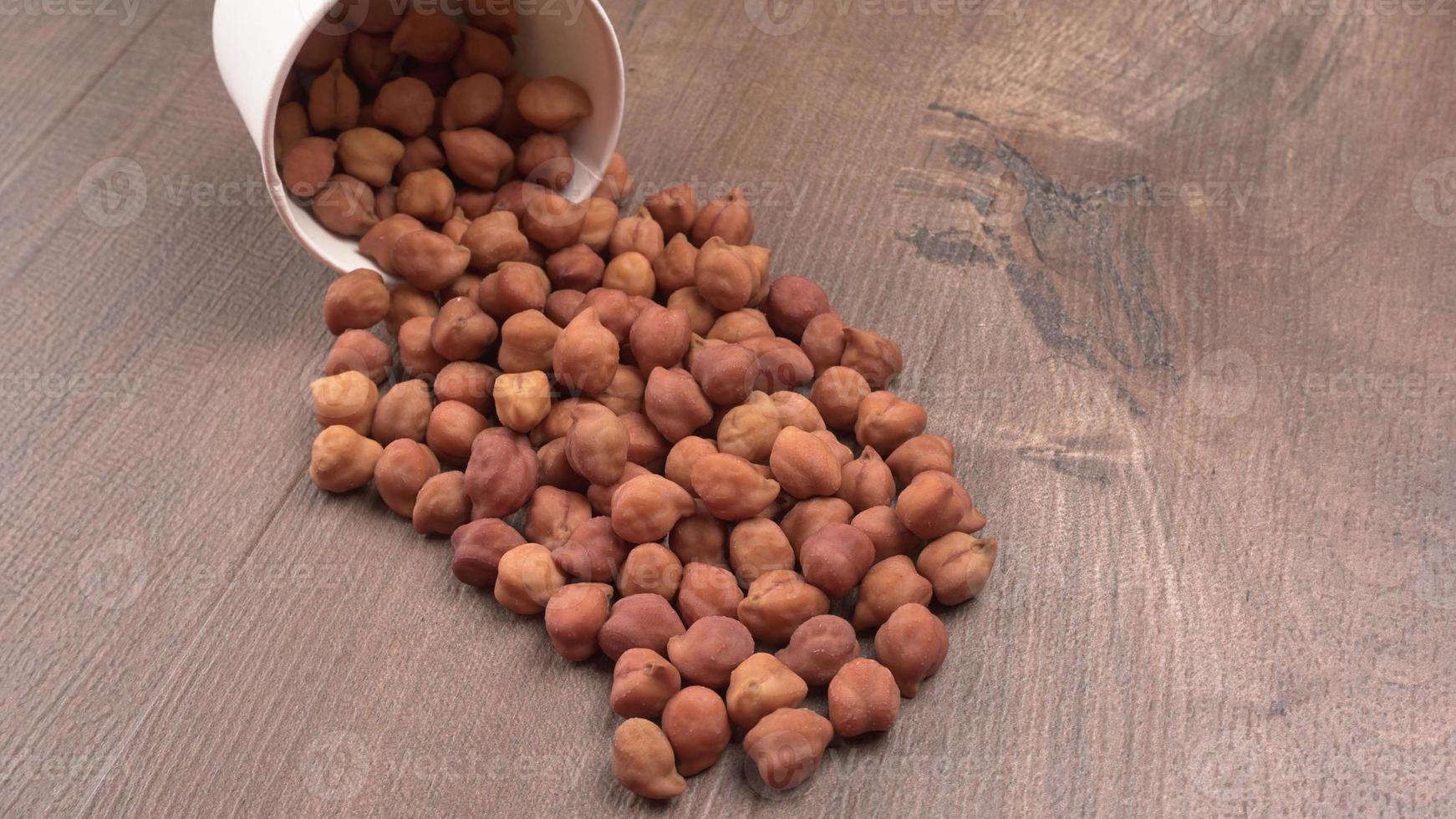 grão de bico preto ou kala chana com pulso chana dal isolado em fundo de madeira. foto