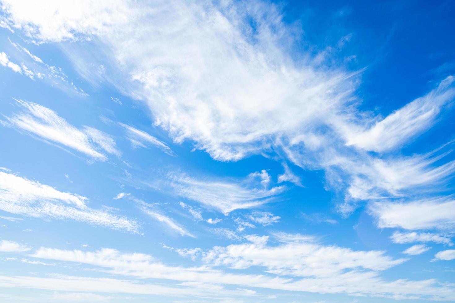 textura de fundo de céu azul com nuvens brancas. foto