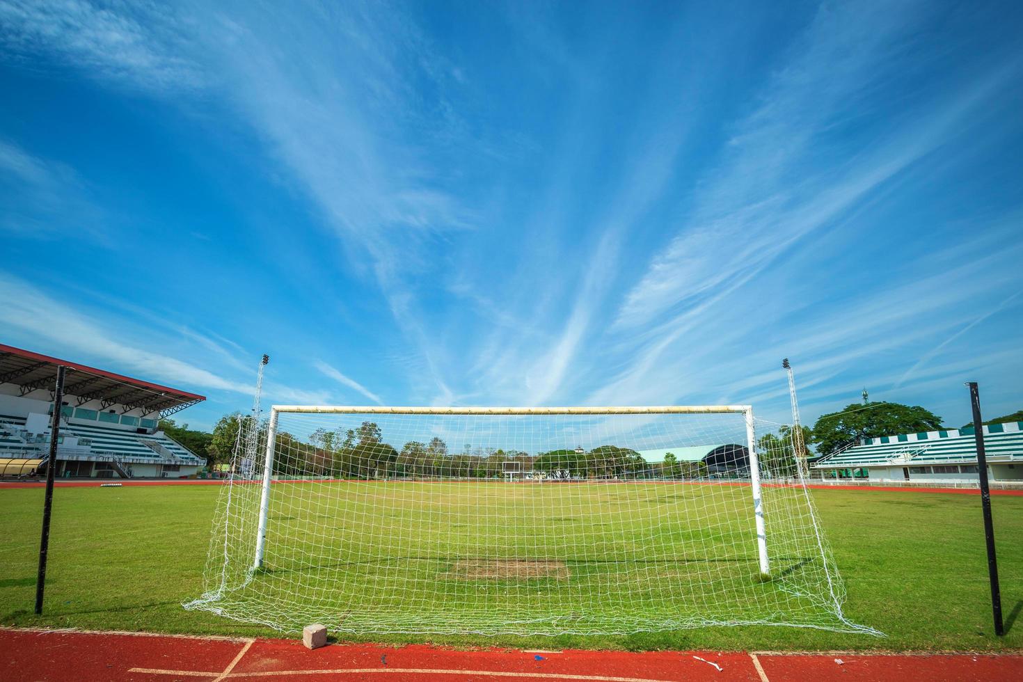 gol de futebol do estádio ou gol de futebol no estádio com fundo de céu azul. foto