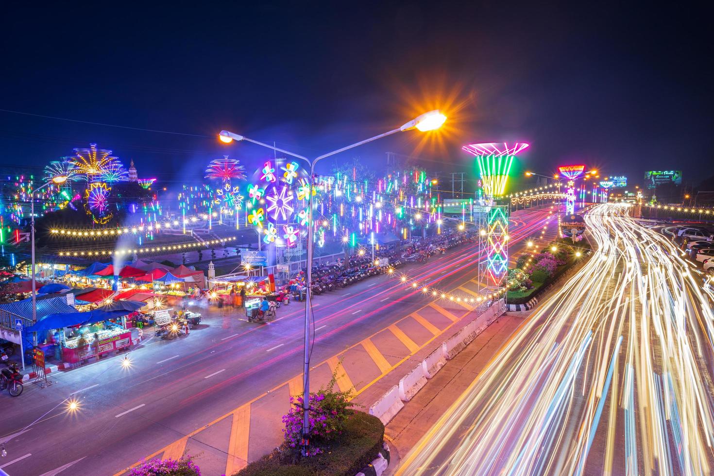 a cor das luzes na estrada no evento da cruz vermelha em phitsanulok, Tailândia. 9 de janeiro de 2019 foto