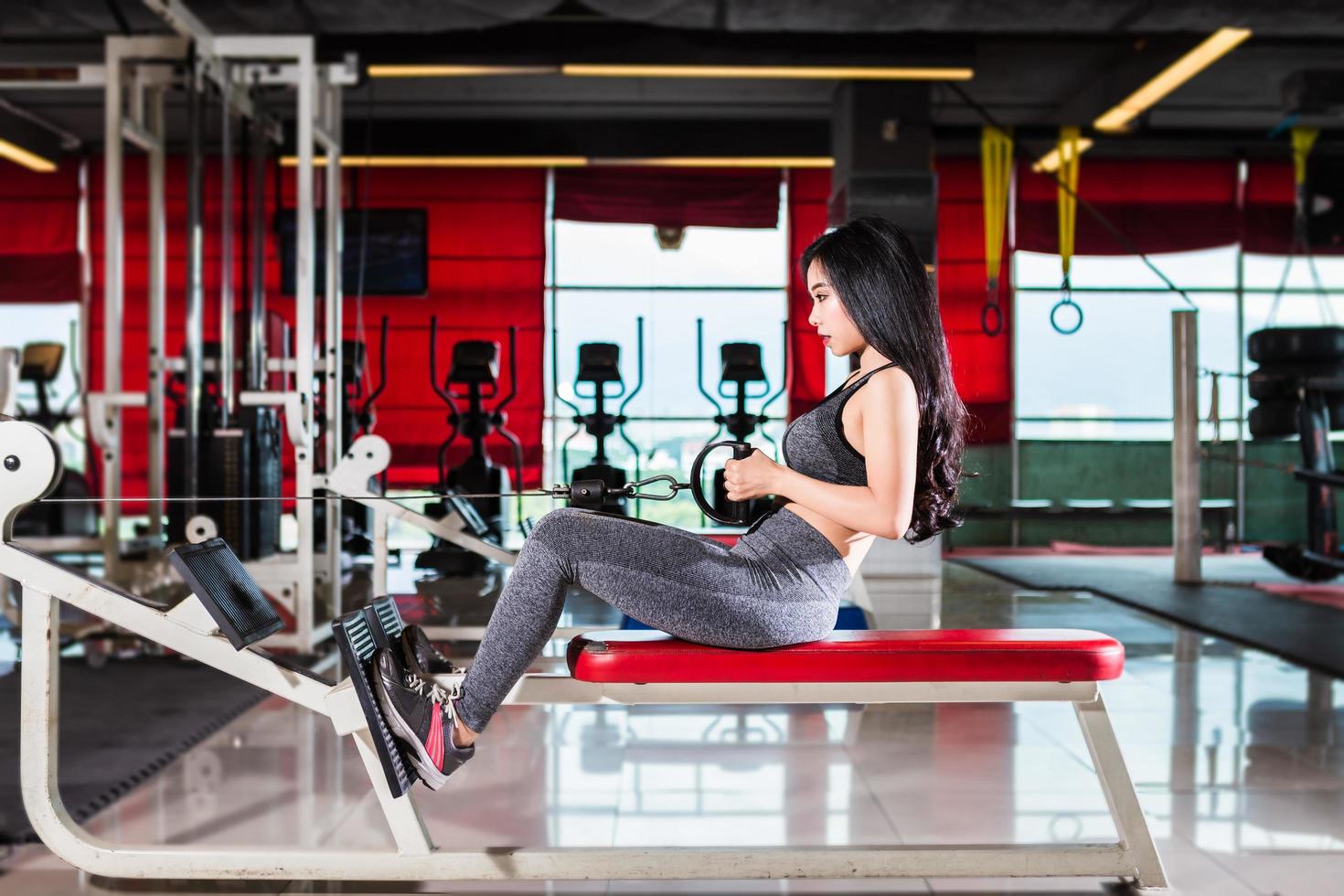 fitness mulheres asiáticas realizando exercícios de treinamento foto