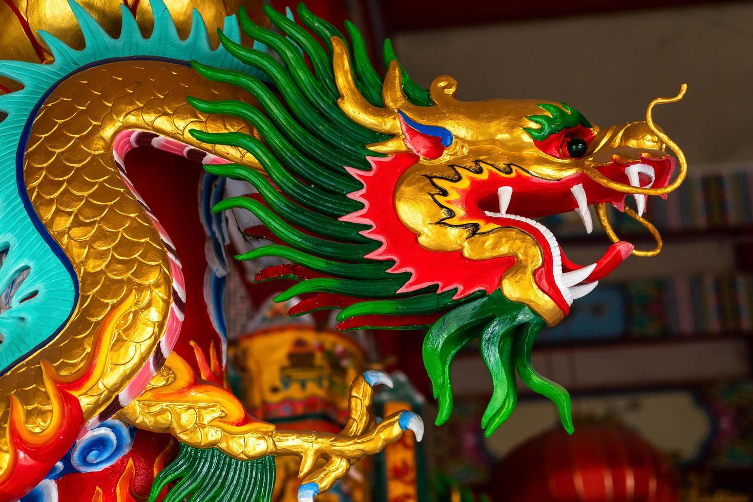 lindos dragões chineses em um templo para o festival do ano novo chinês no santuário chinês. foto
